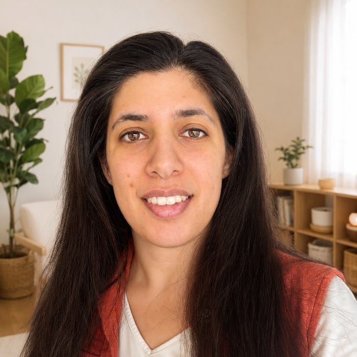 דיוקן של שרון שטרן מחייכת באור חם